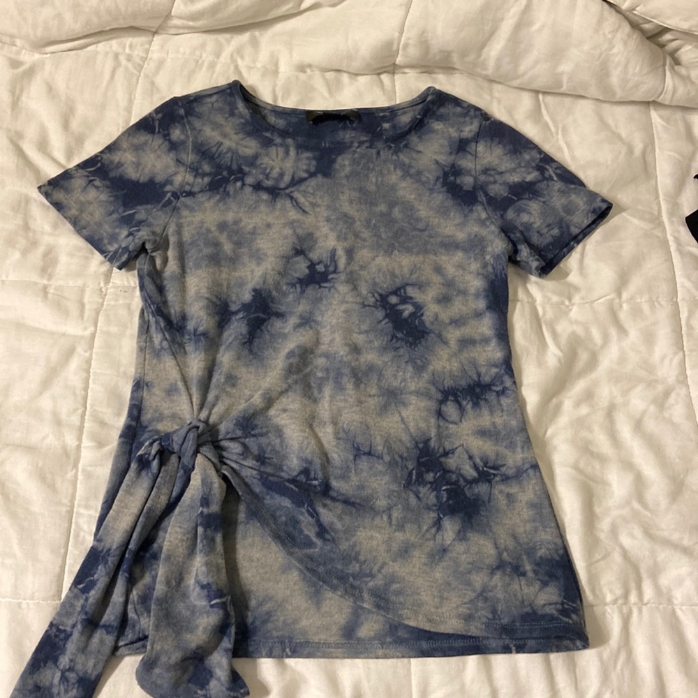 Cute simple tie die pattern short sleeve top with knotted side detail